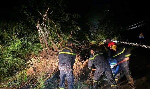 Lực lượng chức năng nỗ lực xuyên đêm khắc phục sạt lở đèo Sông Pha, đảm bảo thông suốt nối Khánh Hòa - Lâm Đồng. Ảnh: Công an tỉnh Khánh Hòa