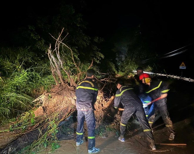 Trắng đêm khắc phục sạt lở đèo Sông Pha để giao thông Khánh Hòa - Lâm Đồng thông suốt