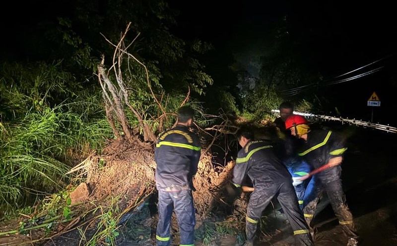The authorities worked through the night to overcome the landslide on Song Pha Pass, ensuring a smooth connection between Khanh Hoa and Lam Dong. Photo: Khanh Hoa Provincial Police