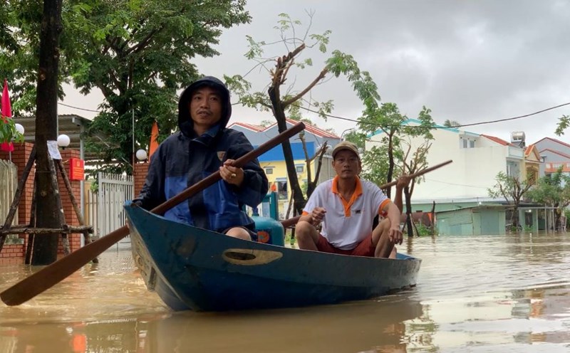 Many streets in Hoi An disappeared when floodwaters rose on the morning of October 28. Photo: Thanh Huyen