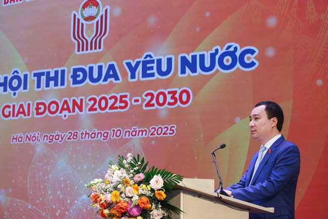 Ong Vu Van Tien - Uy vien Doan Chu tich, Truong Ban Tuyen giao Co quan UBTU MTTQ Viet Nam trinh bay tham luan tai Dai hoi. Anh: Quang Vinh