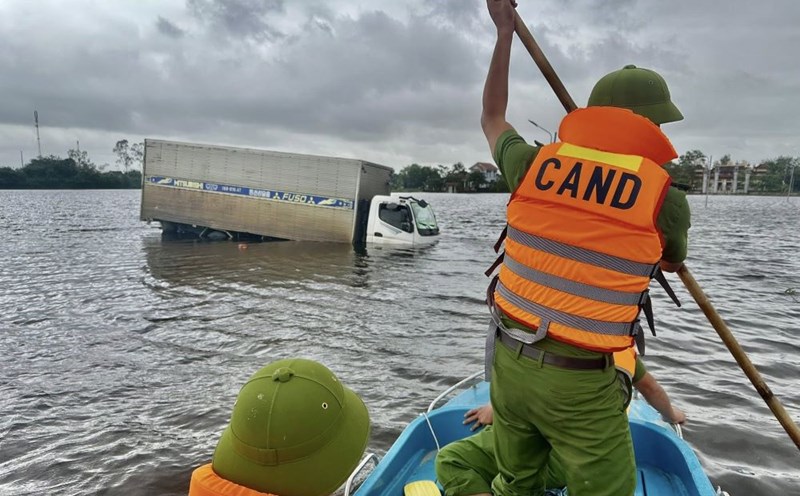 My Thuy Commune Police approached the car that stalled due to floodwaters. Photo: My Thuy Commune Police