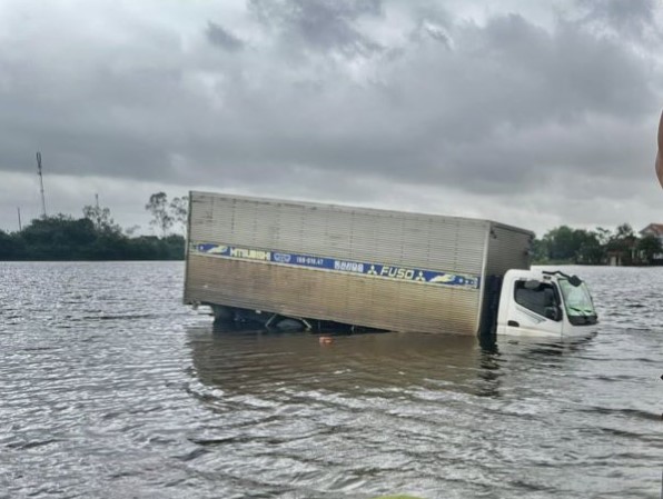 Failure to comply with warning of deep flooding, truck driver stuck in ...
