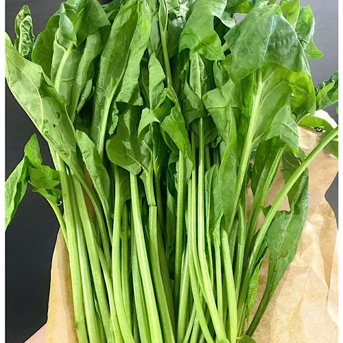 Steamed spinach with boiled eggs is a breakfast dish that helps eliminate uric acid. Photo: Quang Minh.