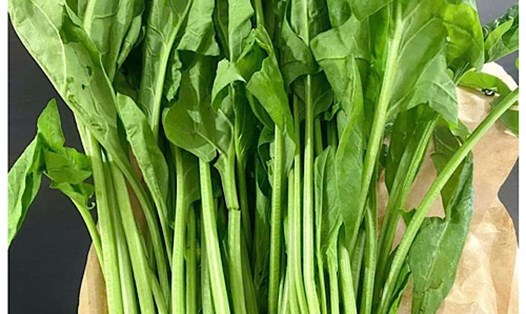 Cải bó xôi hấp ăn cùng trứng luộc là món ăn sáng hỗ trợ đào thải axit uric. Ảnh: Quang Minh.