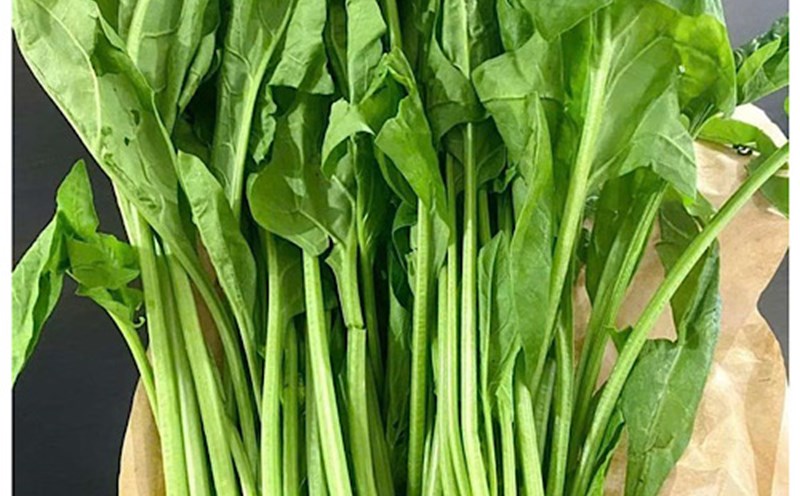 Steamed spinach with boiled eggs is a breakfast dish that helps eliminate uric acid. Photo: Quang Minh.