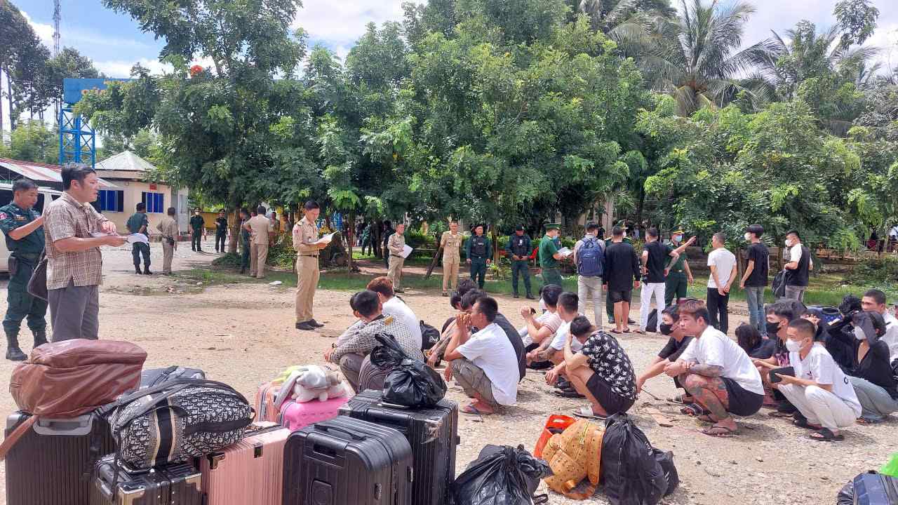 Cơ quan chức năng tổ chức tiếp nhận 38 công dân nghi liên quan hoạt động lừa đảo tại Campuchia về nước, tại Cửa khẩu quốc tế Thường Phước, thuộc xã Thường Phước, tỉnh Đồng Tháp, ngày 30.9. Ảnh: Bộ Công an