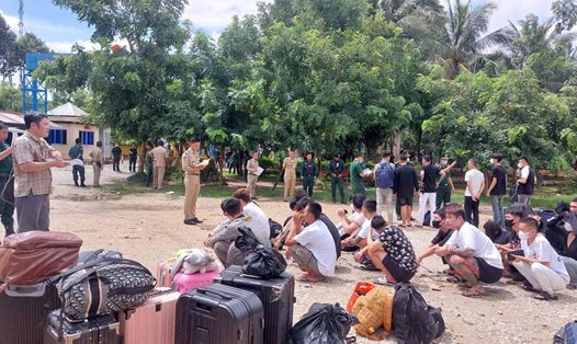 Cơ quan chức năng tổ chức tiếp nhận 38 công dân nghi liên quan hoạt động lừa đảo tại Campuchia về nước, tại Cửa khẩu quốc tế Thường Phước, thuộc xã Thường Phước, tỉnh Đồng Tháp, ngày 30.9. Ảnh: Bộ Công an