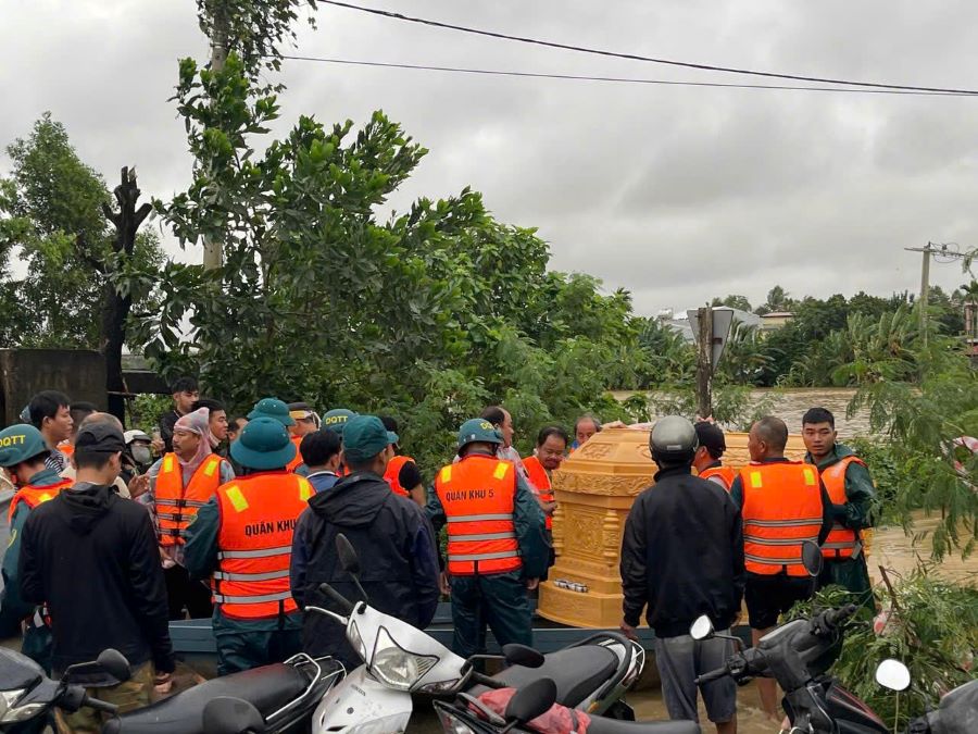 More than 100 Da Nang officers and soldiers flooded to carry the cows out of the flooded area. Photo: Mai Vy