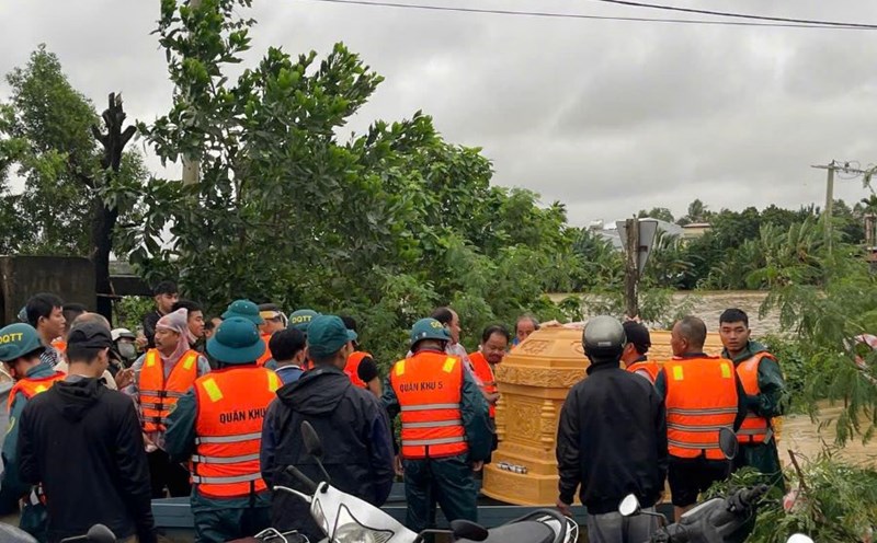 More than 100 Da Nang officers and soldiers flooded to carry the cows out of the flooded area. Photo: Mai Vy
