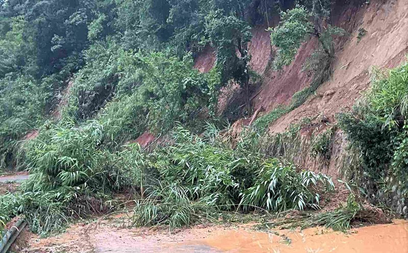 Heavy rain caused 7 landslides on Gia Bac Pass in Lam Dong, and National Highway 28 was completely paralyzed. Photo: Phuc Khanh