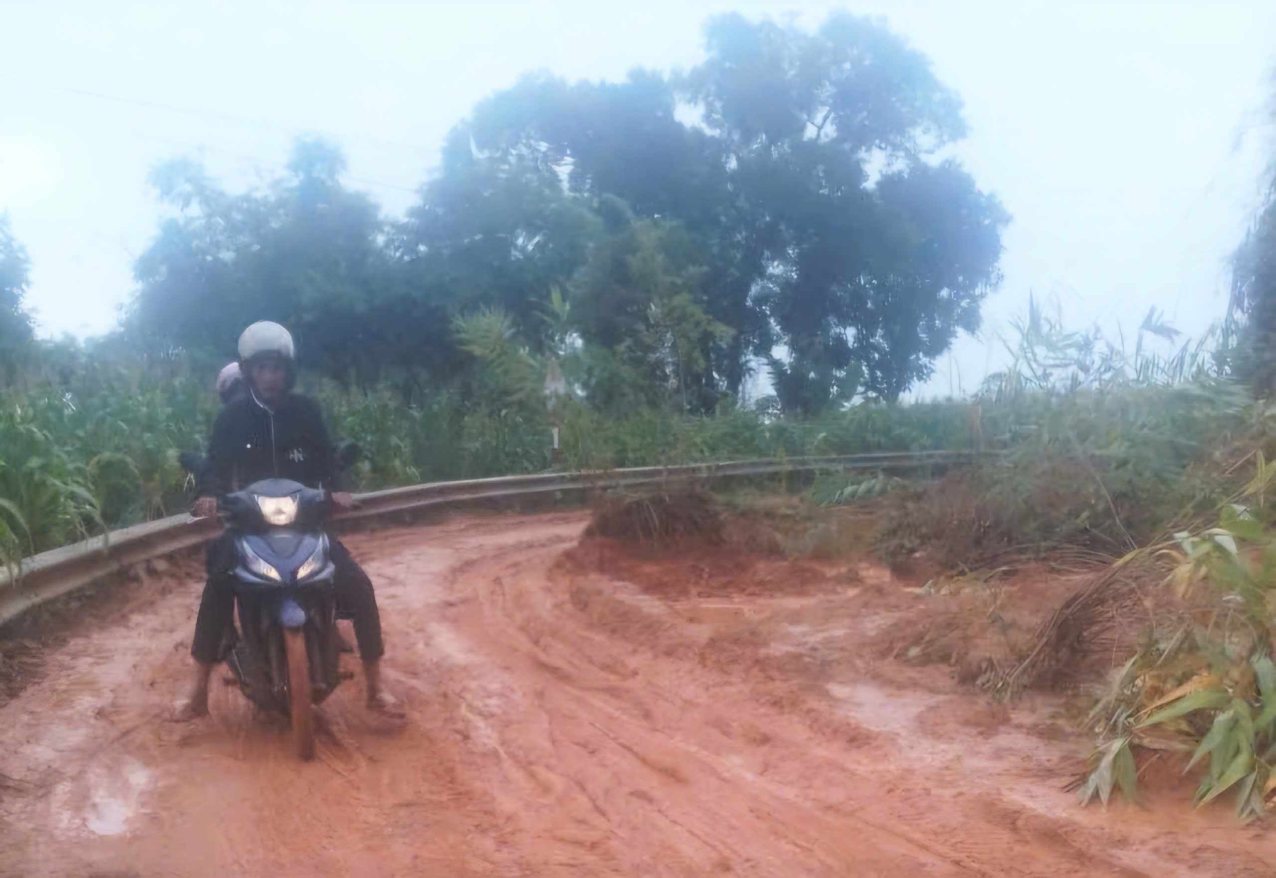 Diem sat lo tai km 51 Quoc lo 28 qua deo Gia Bac khien dat, da vui lap mat duong. Anh: Phuc Khanh