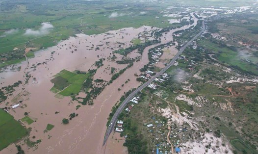 Nước từ sông Lũy tràn lên gây ngập Quốc lộ 1. Ảnh: Phạm Duy
