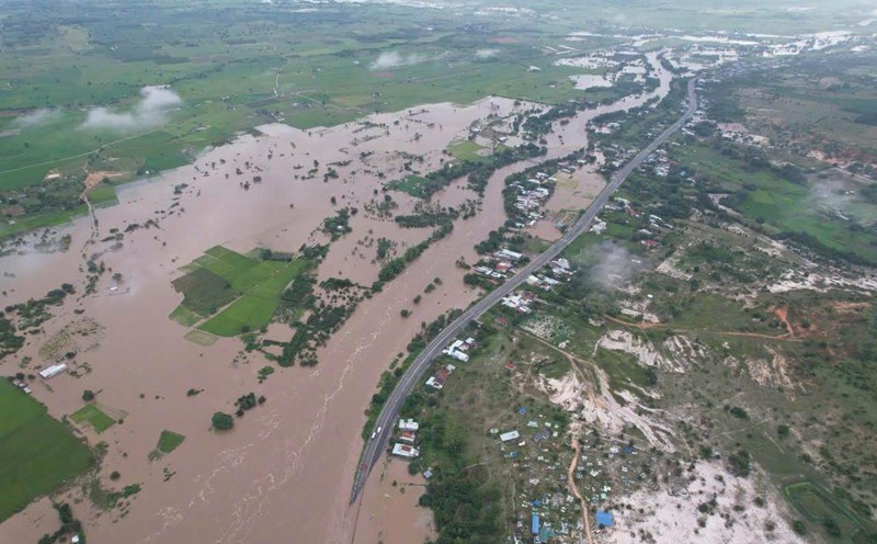 Water from the Luy River overflowed National Highway 1. Photo: Pham Duy