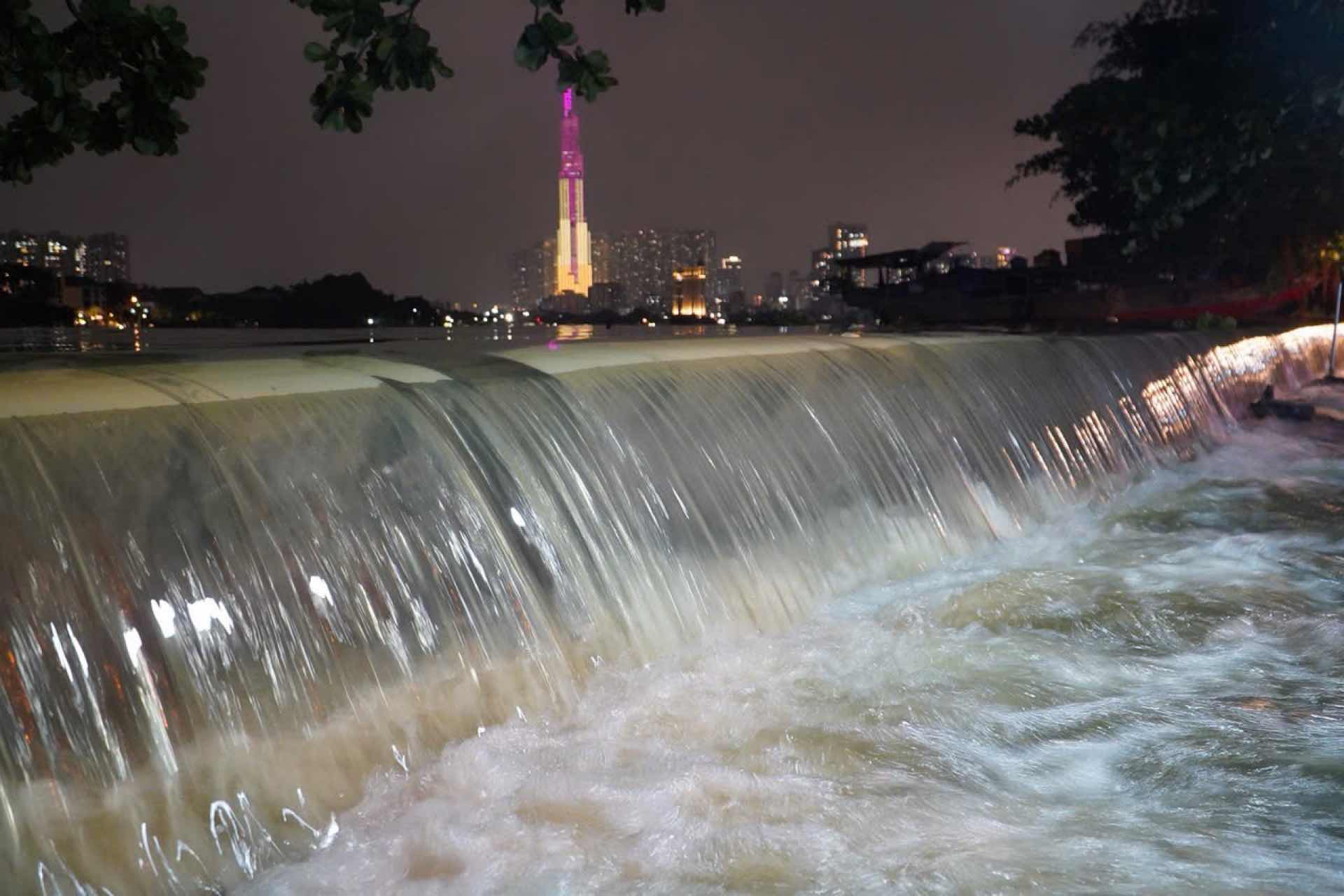 Muchos lugares de la ciudad de Ho Chi Minh estan inundados mas de 1 m.