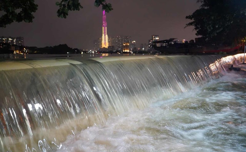 Many places in Ho Chi Minh City were flooded more than 1 m.