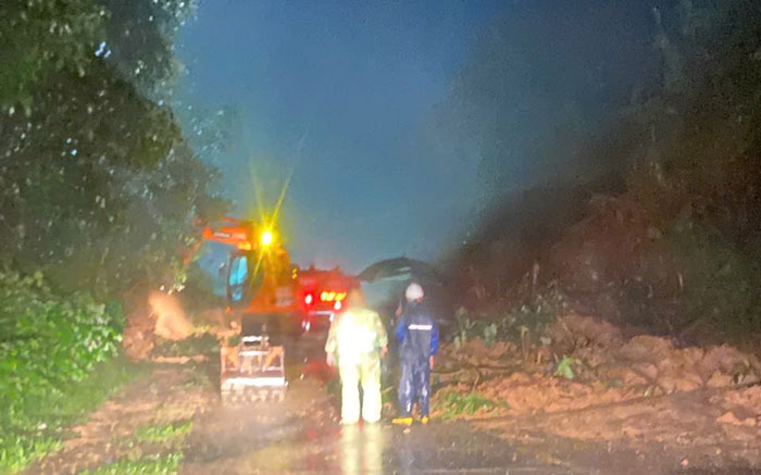 Mobilizing means to level and clear landslides on Ho Chi Minh Road. Photo: Thanh Tuan