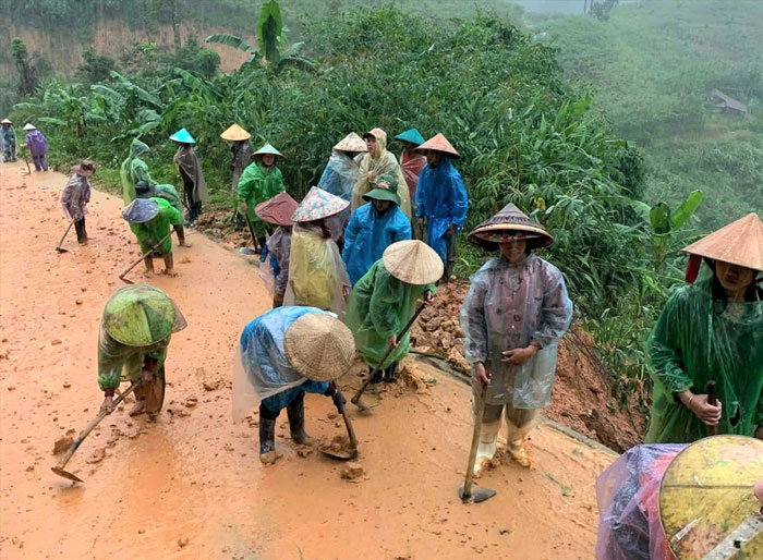 Nguoi dan xa Ngoc Linh chung tay ra duong no luc khoi thong, don dep bun dat. Anh: Ngoc Chi 