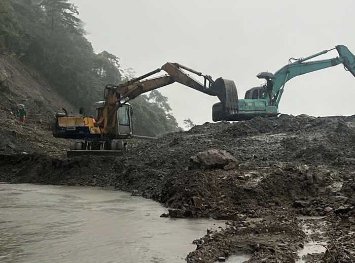 Khoi luong lon dat da bi sat tai Km1408 duong Ho Chi Minh. Anh: Thanh Tuan 