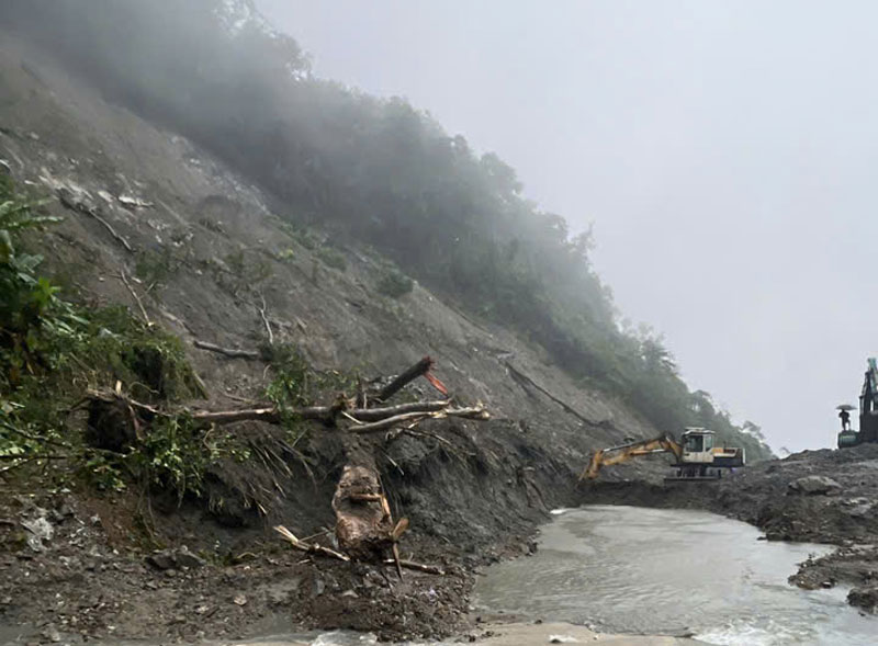 Dat da sat lo lien tiep tren nui do ve. Anh: Thanh Tuan 