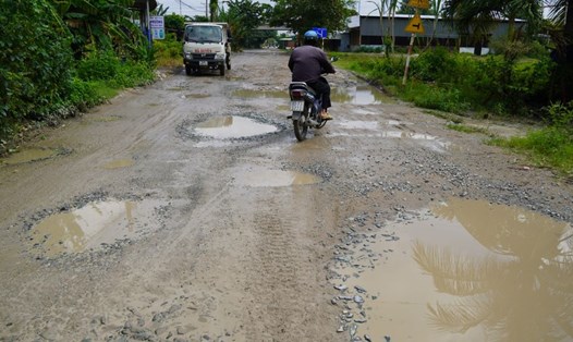 Tuyến đường Bạch Đằng ở phường Phú Lợi (TP Cần Thơ) xuống cấp, đầy ổ voi, ổ gà, gây khó khăn cho người tham gia giao thông. Ảnh: Phương Anh