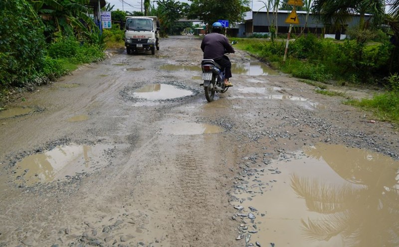 Bach Dang Street in Phu Loi Ward (Can Tho City) is degraded, full of potholes, causing difficulties for traffic participants. Photo: Phuong Anh