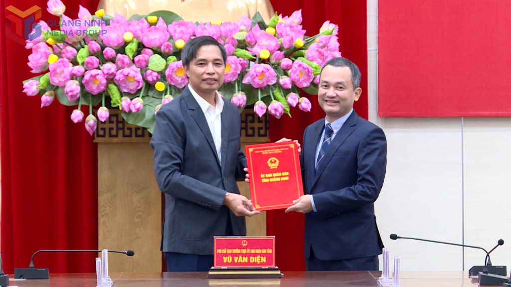 Mr. Vu Van Dien - Permanent Vice Chairman of the People's Committee of Quang Ninh province - presented the decision to the new Deputy Director of the Department of Finance. Photo: Minh Hien