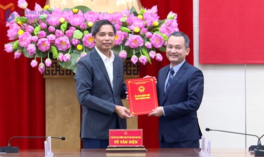 Ông Vũ Văn Diện - Phó Chủ tịch Thường trực UBND tỉnh Quảng Ninh - trao quyết định cho tân Phó Giám đốc Sở Tài chính. Ảnh: Minh Hiền