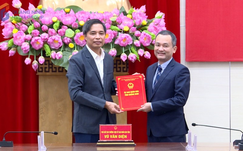 Mr. Vu Van Dien - Permanent Vice Chairman of the People's Committee of Quang Ninh province - presented the decision to the new Deputy Director of the Department of Finance. Photo: Minh Hien