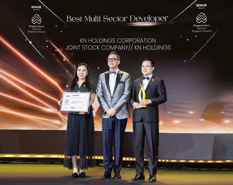 Mr. Nguyen Tuan Anh - Deputy General Director of KN Holdings and Ms. Tran Thi Kim Anh - Director of External Communications of KN Holdings represented the enterprise to receive the "Best Multi-Sector Developer" award. Photo: KN