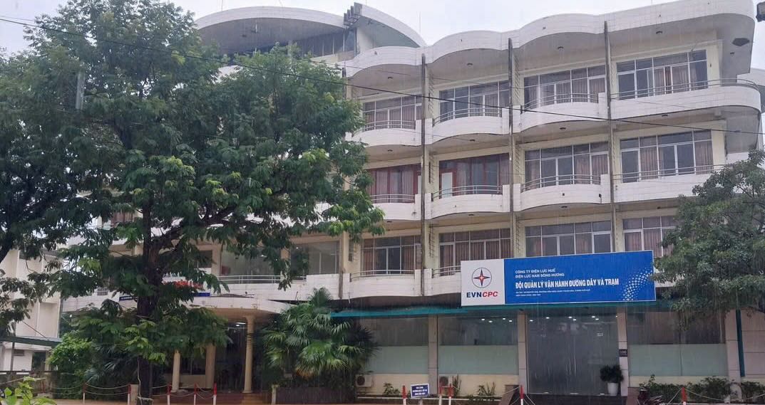 Nha khach cua Cong ty Dien luc Hue tai dia chi 100 Nguyen Hue co 30 phong mo cua phuc vu nguoi dan mien phi trong mua lu. Anh: N. Huyen.