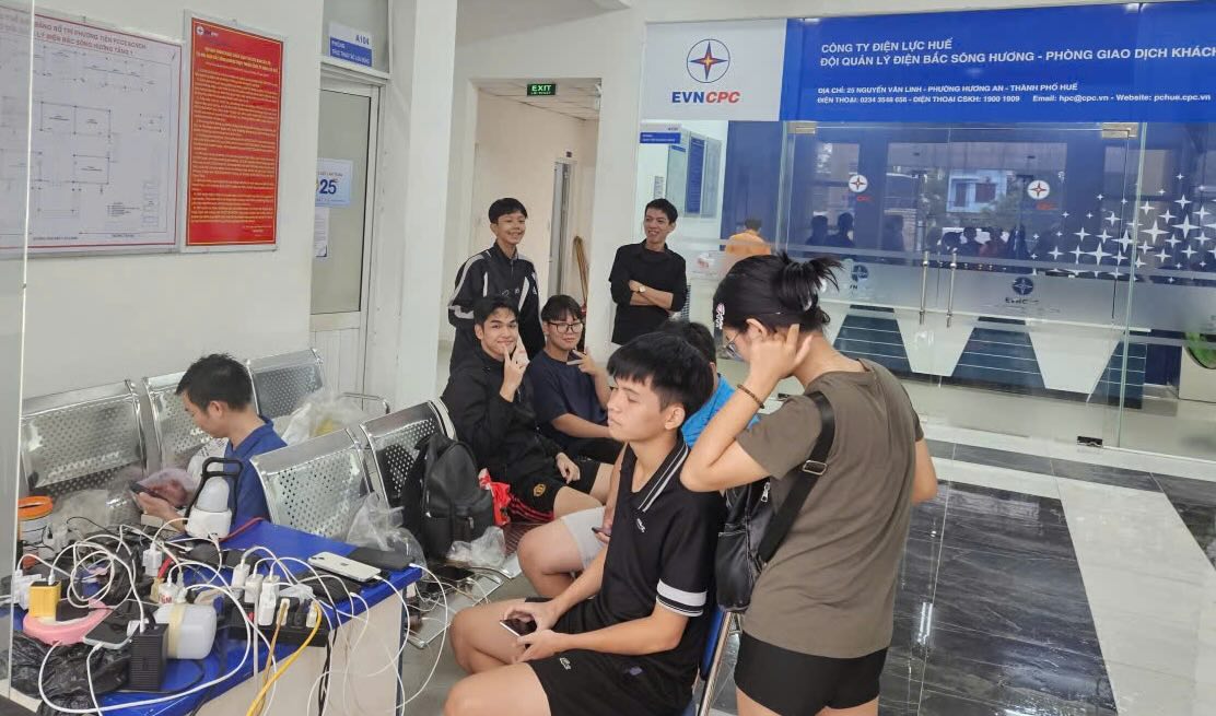 Hue Power Company opens the door to support people to charge their phone batteries. Photo: N. Huyen.