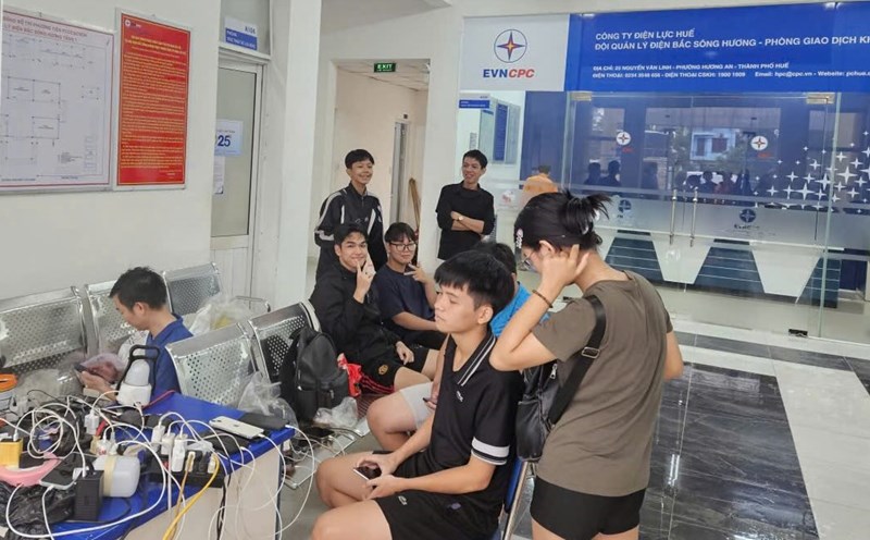 Hue Power Company opens the door to support people to charge their phone batteries. Photo: N. Huyen.