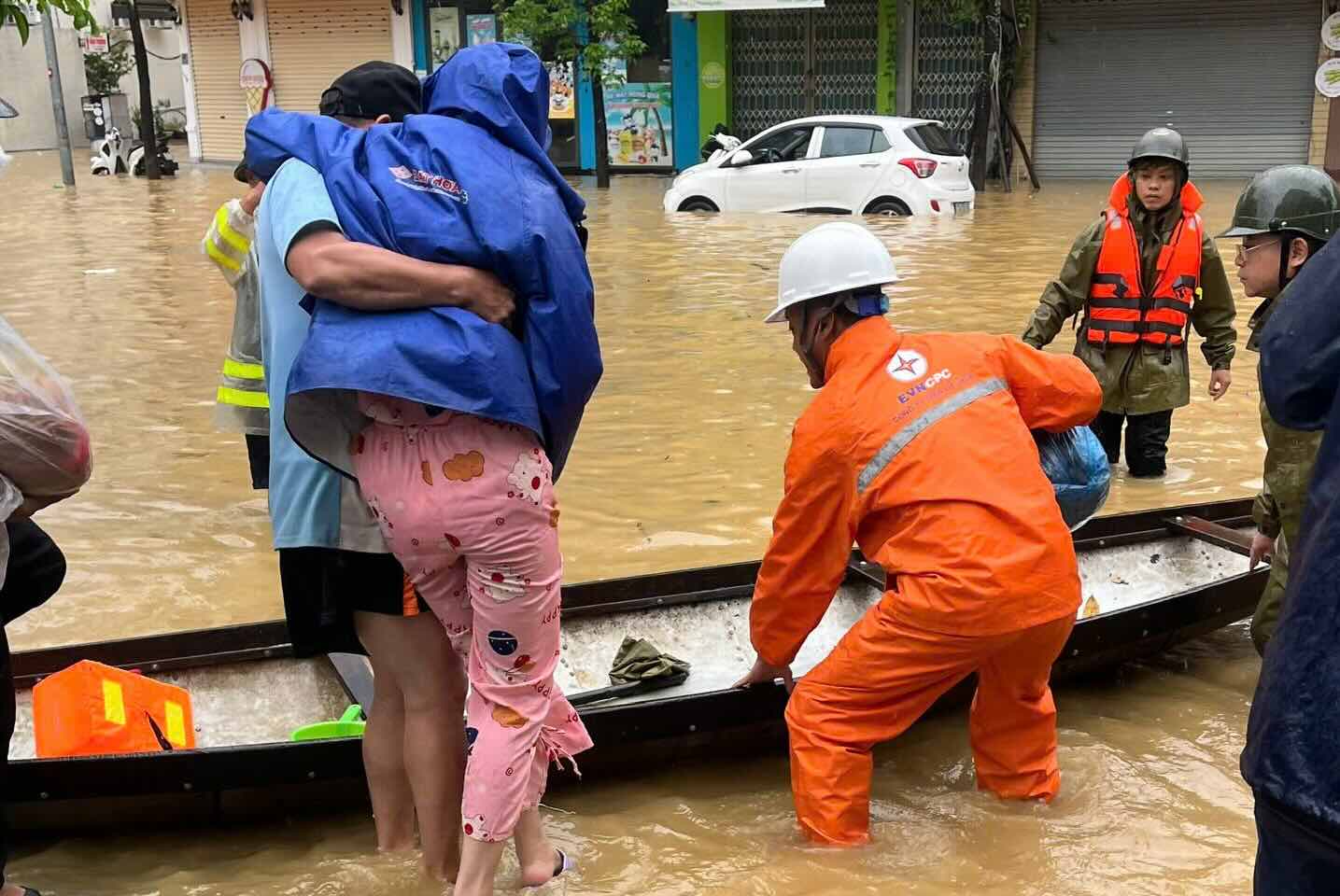 Nhan vien dien luc ho tro nguoi om den benh vien. Anh: N. Huyen.