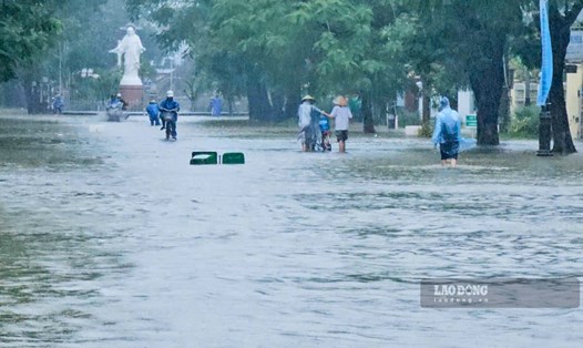 Ghi nhận tại trung tâm thành phố Huế, sau mưa lớn nhiều tuyến đường ngập nặng. Ảnh: Nguyễn Luân
