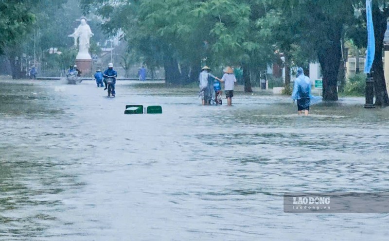 Recorded in the center of Hue city, after heavy rain, many roads were heavily flooded. Photo: Nguyen Luan
