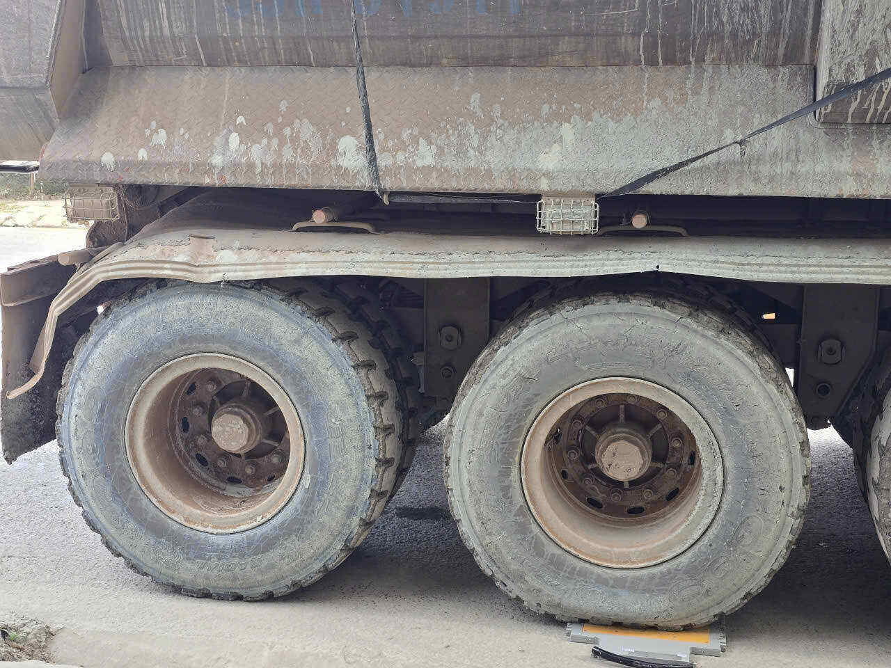 Cac xe sau khi can tai trong may se in phieu can ngay tai cho va dua cho lai xe ky nhan. Anh: Nguyen Truong