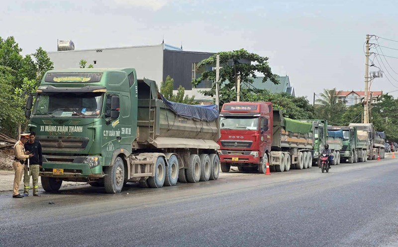 Ninh Binh Provincial Police Traffic Police set up a weighing station to handle overloaded vehicles on National Highway 12B. Photo: Nguyen Truong
