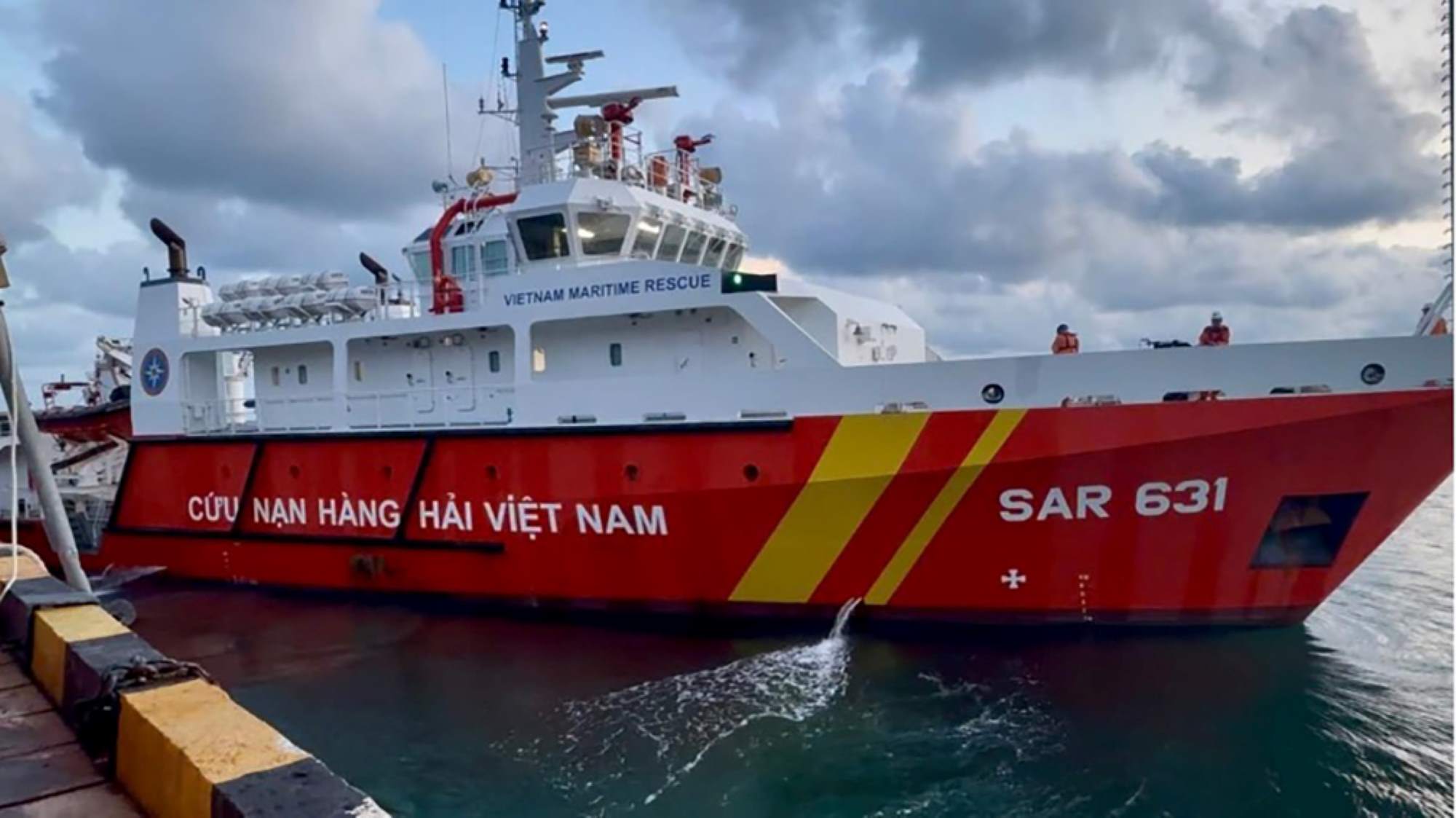 SAR 631함은 폭우와 거친 파도 속에서 바다를 건너 원양 어업 중이던 꽝응아이 어부를 성공적으로 구조했습니다. 사진: RMCC