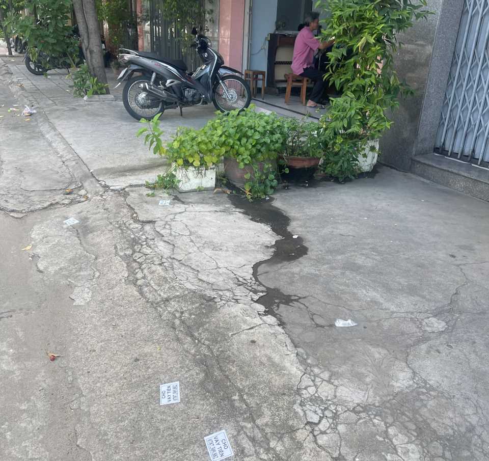 Nhiều người dân Khánh Hòa đã sập bẫy "tín dụng đen" khi kết nối số điện thoại từ những tờ rơi quảng cáo được các đối tượng rải trên đường. Ảnh: Phương Linh