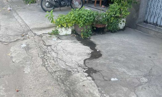 Nhiều người dân Khánh Hòa đã sập bẫy "tín dụng đen" khi kết nối số điện thoại từ những tờ rơi quảng cáo được các đối tượng rải trên đường. Ảnh: Phương Linh