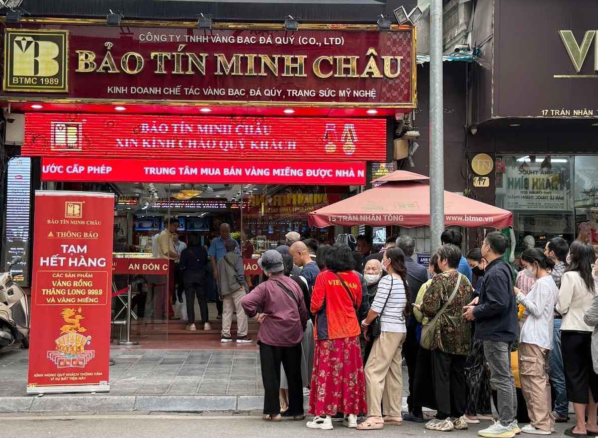 Mot so cua hang treo bien het vang tich tru, nhieu nguoi van quyet dinh doi. Anh: Phuong Anh