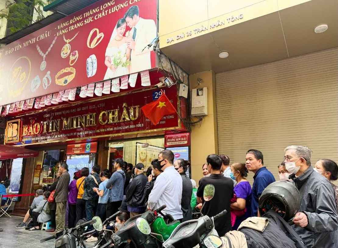 Ngay 28.10, nhieu nguoi den cua hang vang bac da quy tai Ha Noi de mua vang nhan. Anh: Phuong Anh