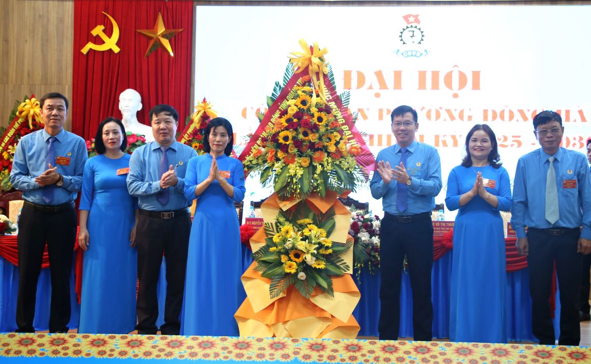 Ms. Nguyen Thi Minh Hang (4th from left) - Chairwoman of Dong Ha Ward Trade Union received flowers from the Quang Tri Provincial Federation of Labor to congratulate the Dong Ha Ward Trade Union Congress. Photo: Hung Tho