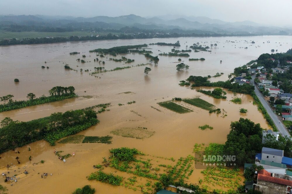 Khu vuc xa Hien Luong, huyen Ha Hoa cu tung nhieu lan bi ngap lut sau khi nuoc lu tran qua de song Hong. Anh: To Cong.