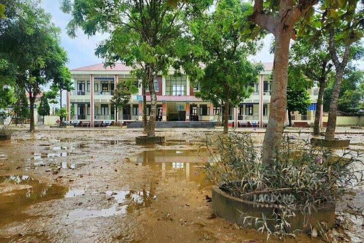 Mot ngoi truong tai xa Dan Thuong, huyen Ha Hoa cu sau nhieu ngay bi ngap lut. Anh: To Cong.