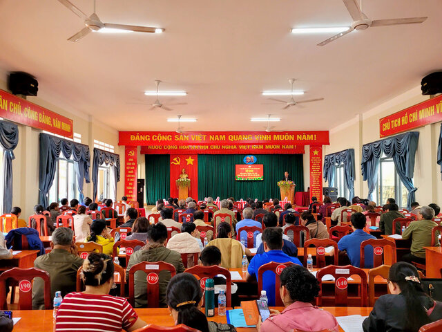 ラムドン省のベトナム祖国戦線委員会は、住宅街の120人以上の前線労働者を対象に法的知識の普及、普及、向上を目的とした会議を開催した。写真: ラムドック