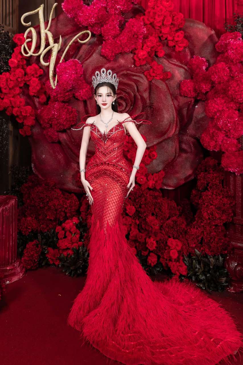 Hoa hau Kieu Vu. Anh: Nghe si cung cap.