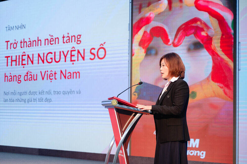 Ba Nguyen Van Linh- Pho Chu tich Ban sang lap, Pho Chu tich Hoi dong quan ly Quy Cham yeu thuong. Ảnh: Techcombank