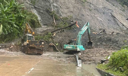 Đường Hồ Chí Minh - đoạn qua đèo Lò Xo vẫn còn ách tắc, giao thông bắc - nam - đoạn qua miền Trung cần điều hướng từ xa. Ảnh: Thanh Bình